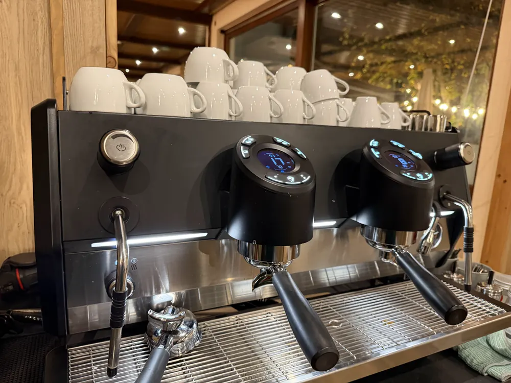 Unsere Siebträgermaschine an der Bar